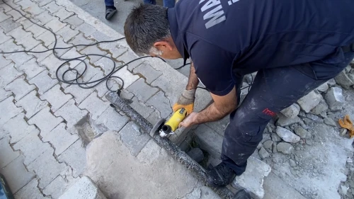 Yeşilyurt'ta Boruya Sıkışan Yavru Kedi İtfaiye Tarafından Kurtarıldı
