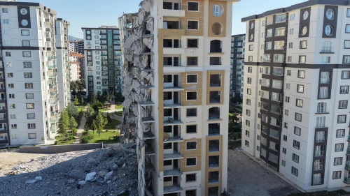 Malatya'da Yıkılmak İstenen Bina İş Makinelerini Devirdi