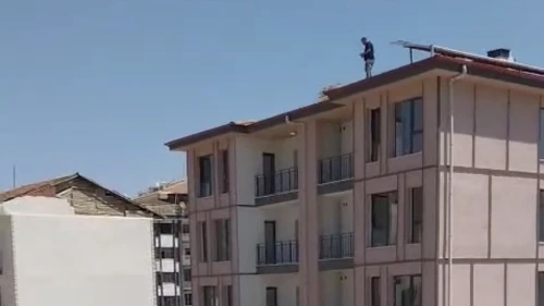 Malatya'da TOKİ İşçisi Alacağını İstemek İçin Çatıya Çıktı