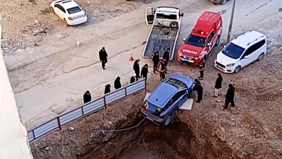 İnşaat Alanında Temele Düşmekten Son Anda Kurtulan Otomobil