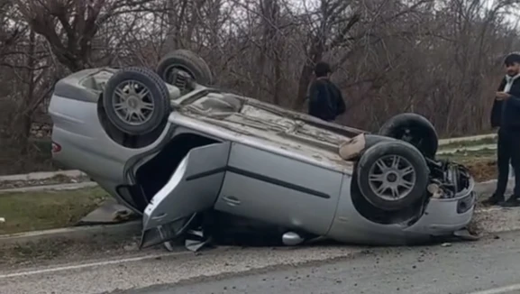 Ters Dönen Otomobildeki 3 Kişi Kazayı Yara Almadan Atlattı