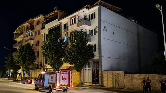 Halfettin’de Çatı Çöktü, Apartman Sakinleri Deprem Paniği Yaşadı
