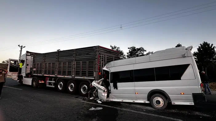 Tarım İşçilerini Taşıyan Minibüs TIR’a Arkadan Çarptı!