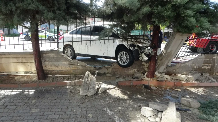 Araç önce otomobile çarptı, ardından duvara çarparak alev aldı. 1