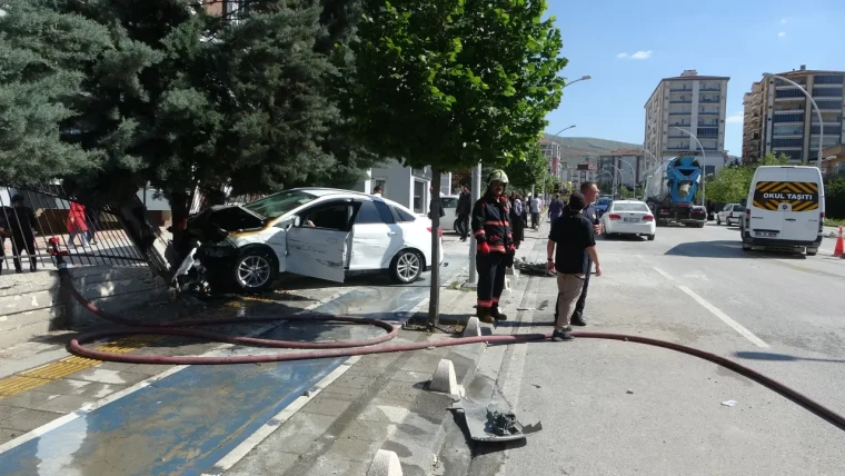 Araç önce otomobile çarptı, ardından duvara çarparak alev aldı. 2