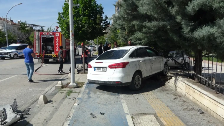 Araç önce otomobile çarptı, ardından duvara çarparak alev aldı. 3
