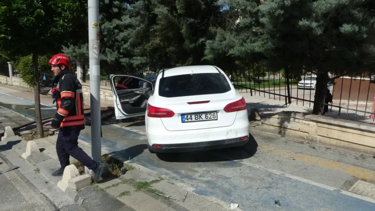 Araç önce otomobile çarptı, ardından duvara çarparak alev aldı. 5