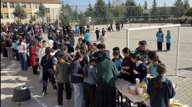 Biruni Ortaokulu Öğrencilerinden Gazze İçin Anlamlı Kermes