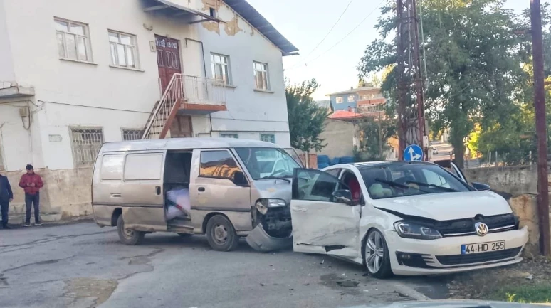 Darende’de Otomobil Arkadan Çarpma Sonucu Yoldan Savruldu