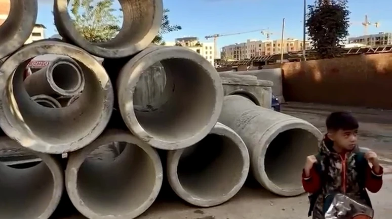 Malatya’da Gazi İlkokulu Önüne Bırakılan Beton Künkler Tehlike Saçıyor