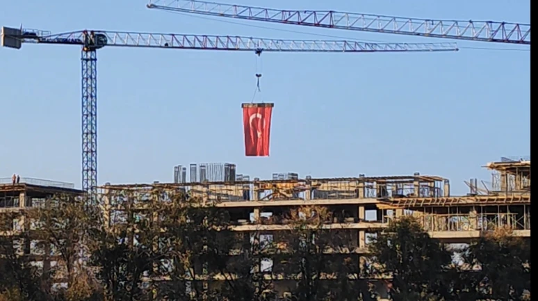 Vinç Operatörü, 29 Ekim'i Özel Bir Yöntemle Kutladı