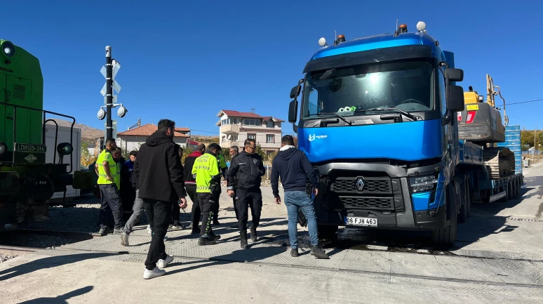 Doğanşehir’de Hemzemin Geçitte Tren ile Tır Çarpıştı