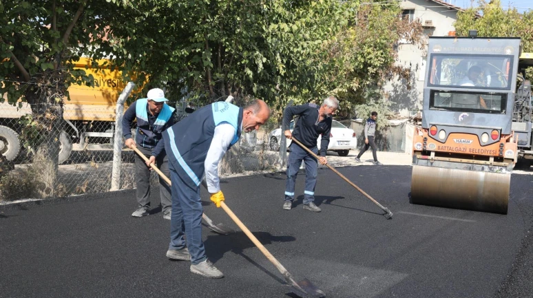 Battalgazi Belediyesi Kış Öncesi Sıcak Asfalt Çalışmalarını Sürdürüyor