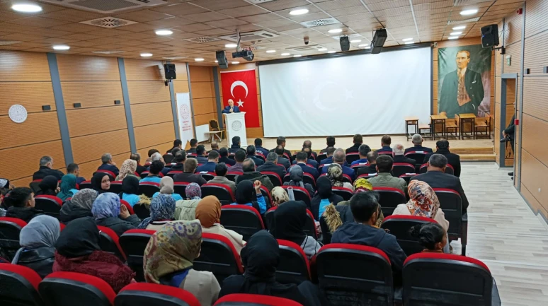 Darende'de Öğretmenler Günü: "Bizim Sınıf" Skeci Güldürdü