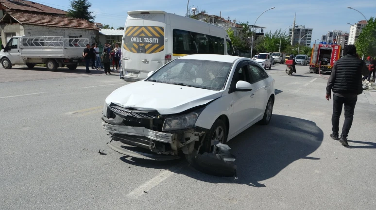 Araç önce otomobile çarptı, ardından duvara çarparak alev aldı.