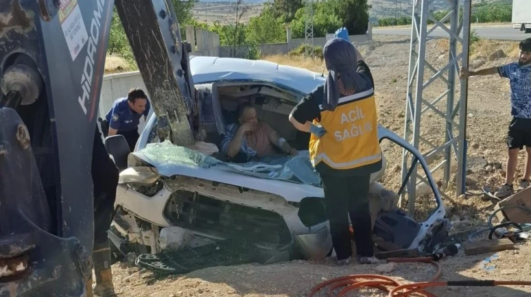 Freni boşalan hafif ticari araç aydınlatma direğine çarptı: 1 yaralı