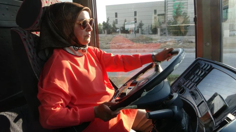 Malatya’nın ‘Şoför Nebahat’i artık otobüs direksiyonunda
