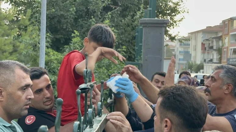 Okul bahçesine girmek isterken koluna demir saplandı, hastaneye demirle kaldırıldı