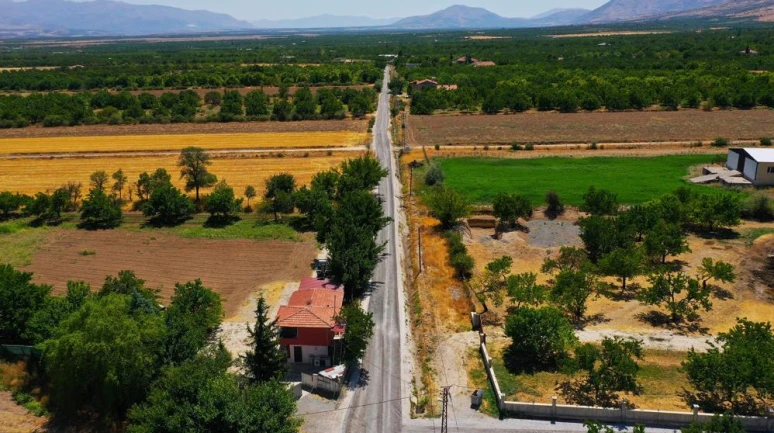 Malatya Büyükşehir Belediyesi'nin kırsaldaki yol mesaisi sürüyor