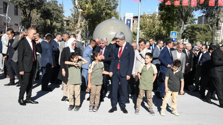 Malatya’da İlköğretim Haftası Çelenk Sunma Töreni Düzenlendi