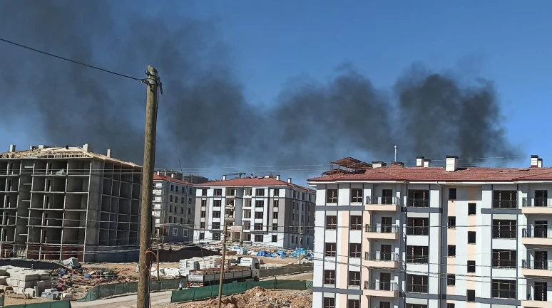 TOKİ şantiyesinde molozların yakılmasıyla gökyüzü karardı