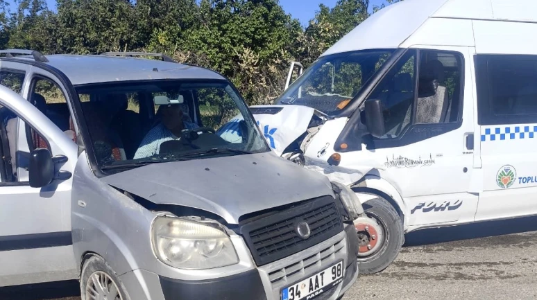 Minibüs İle Hafif Ticari Araç Çarpıştı: 3 Yaralı