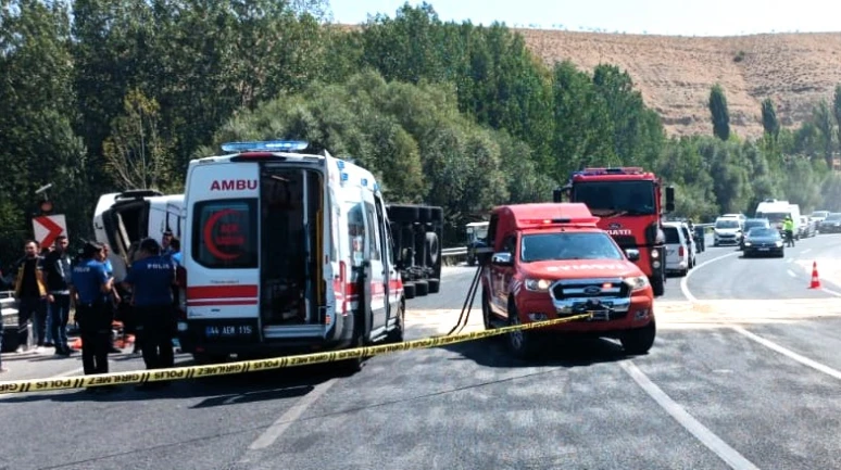 Virajı alamayan tır yan yattı, kazada sürücü yaralandı