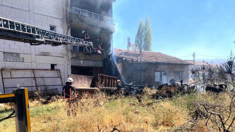 Anız yangını ev ve tarım aracına zarar verdi