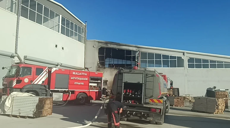 Mobilya imalathanesinde çıkan yangın korkuttu
