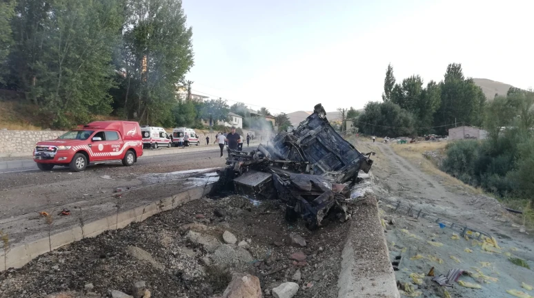 Freni Patlayan Tır Otobüse Çarpıp Alev Aldı