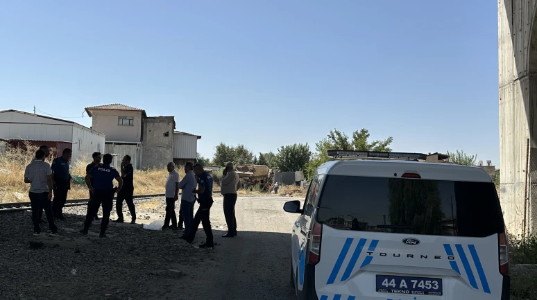 Malatya’da yük treni çarptığı kişiyi ağır yaraladı