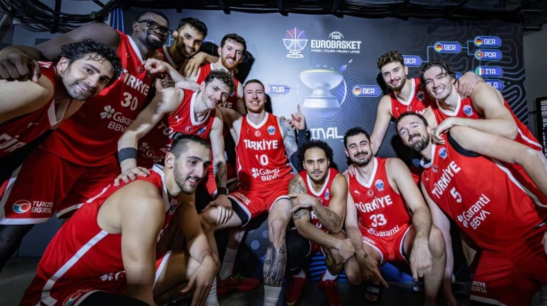 A Milli Basketbol Takımı Avrupa Şampiyonası’nda Gümüş Madalya Kazandı