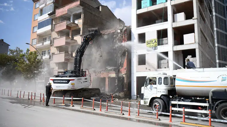 Yeşilyurt'ta Tehlike Saçan Metruk Bina Kontrollü Olarak Yıkıldı