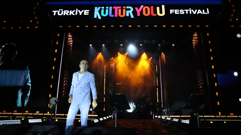Ferhat Göçer’in Şarkılarıyla Malatya Festivaline Veda Edildi