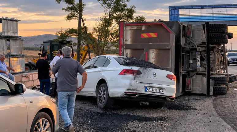 Malatya'da Kamyon Çarpan Adliye Katibi Ağır Yaralandı