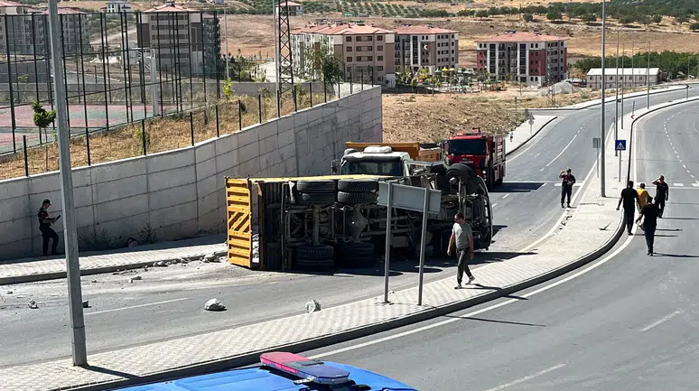 Yeşilyurt'ta Hafriyat Kamyonları Çarpıştı: 1 Yaralı