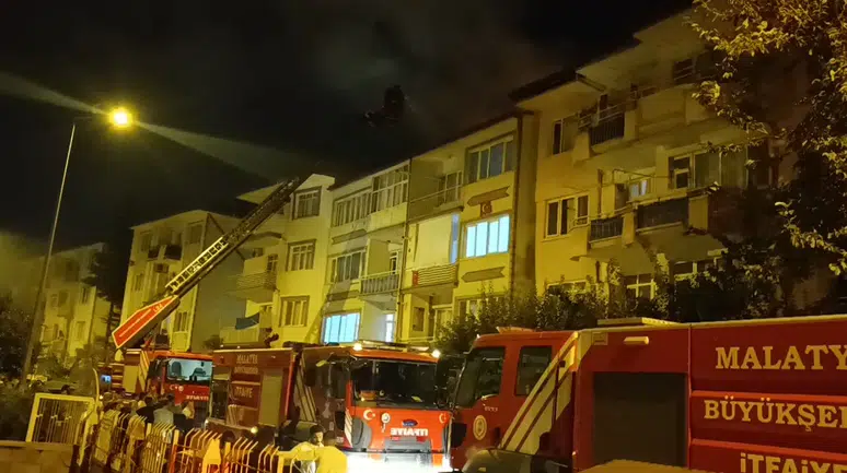 Malatya'da 4 Katlı Binanın Çatısında Yangın Çıktı