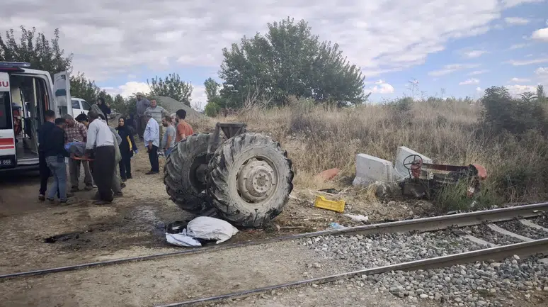 Malatya'da Yük Treni Traktöre Çarptı: 1 Yaralı