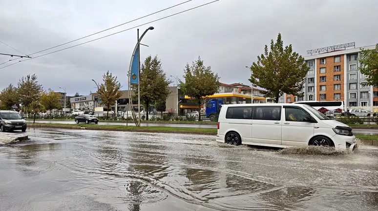 Malatya’da Sağanak Etkili Oldu: Yollarda Su Birikintileri Oluştu