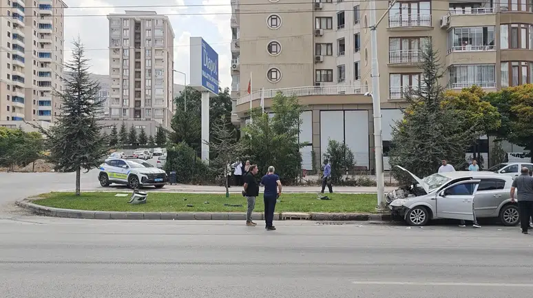 Malatya'da Kontrolden Çıkan Otomobil Direğe Çarptı: 4 Yaralı