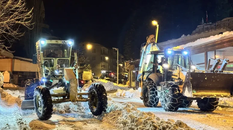 Arapgir’de Gece Mesaisi: Atatürk Caddesi Kardan Temizlendi