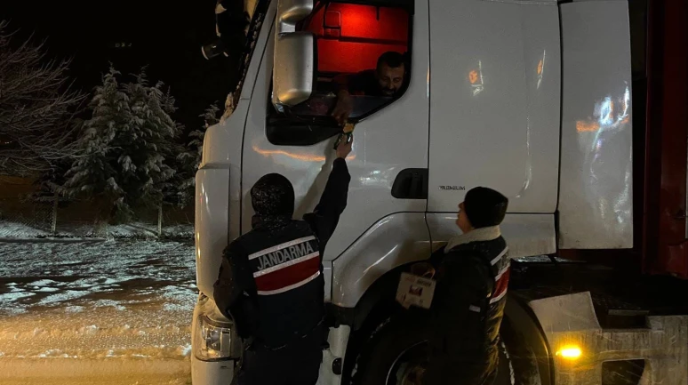 Karda Mahsur Kalanlara "Jandarma" Şefkati: Yiyecek Dağıttılar