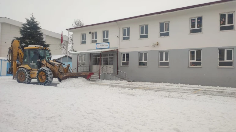 Battalgazi Belediyesi’nden Okul Bahçelerinde Kar Temizliği