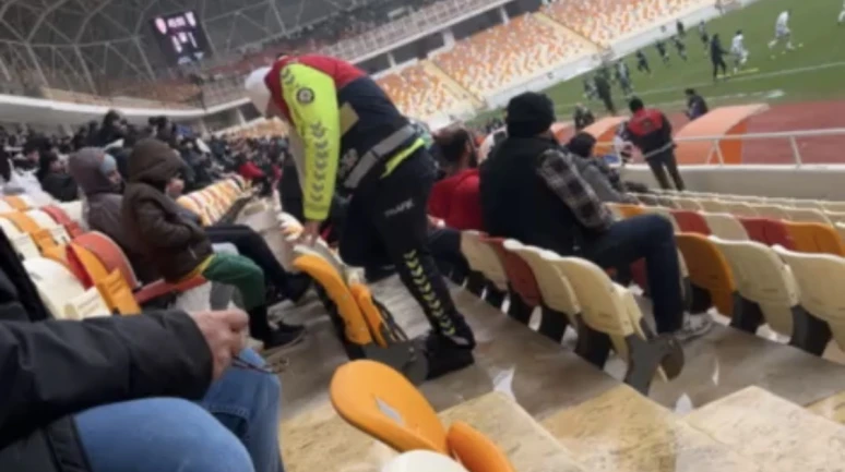 Tribünde Üşüyen Çocuğa Çorabını Veren Polise Başarı Belgesi