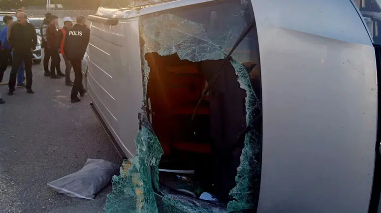 Yazıhan'da Minibüs İle Otomobil Çarpıştı: 1’i Ağır 3 Yaralı