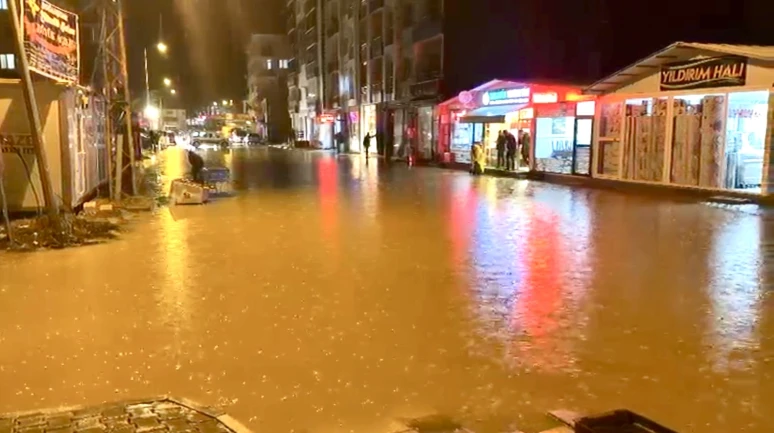 Malatya Sağanak Yağış Hayatı Felç Etti: Yollar Göle Döndü