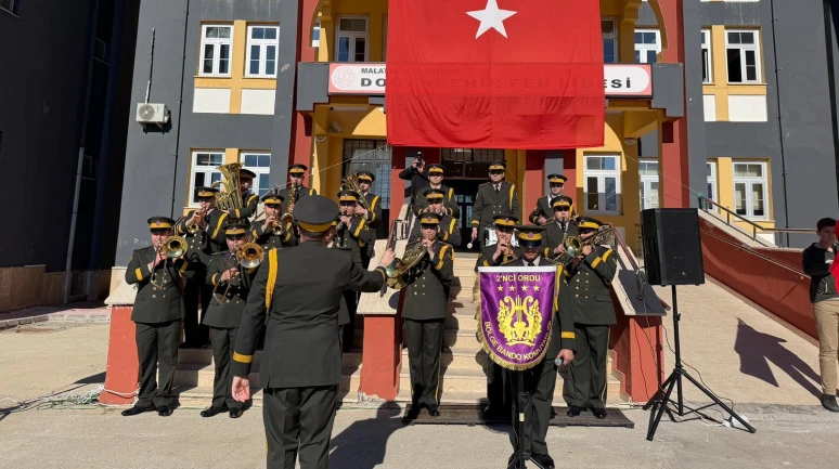 Doğanşehir’de Bölge Bando Komutanlığı’ndan Öğrencilere Moral Programı