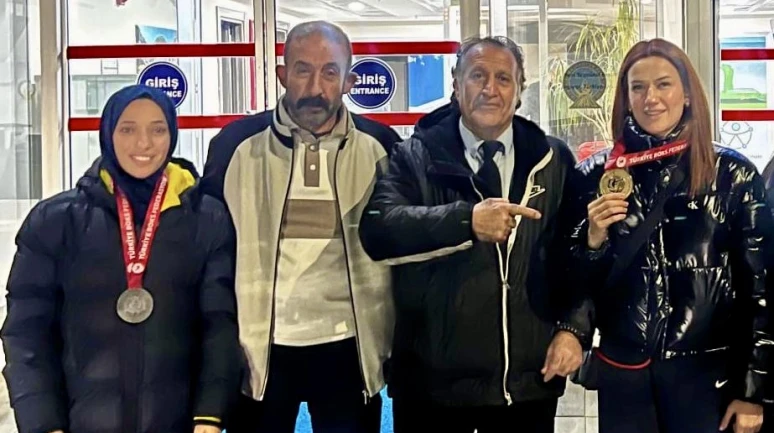 Malatya’nın Gururu Boksörler Havalimanında Çiçeklerle Karşılandı