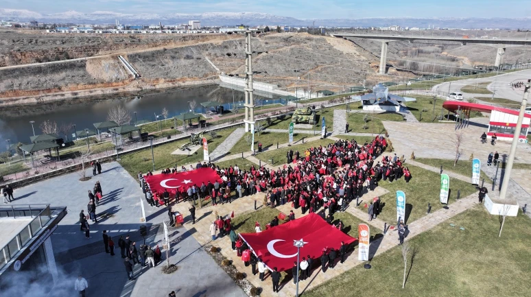 Yeşilyurt’ta Kırmızı Beyaz Şölen: Gençlik Bayrak Yürüyüşü