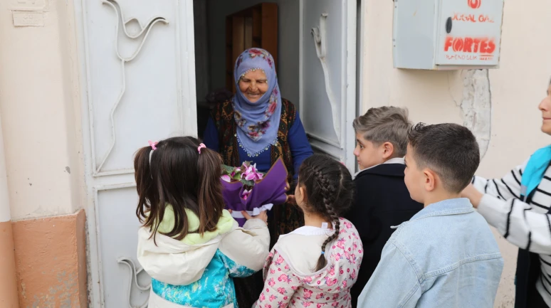 Battalgazi’de kuşaklar buluştu: Çocuklardan asırlık çınarlara bayram ziyareti!